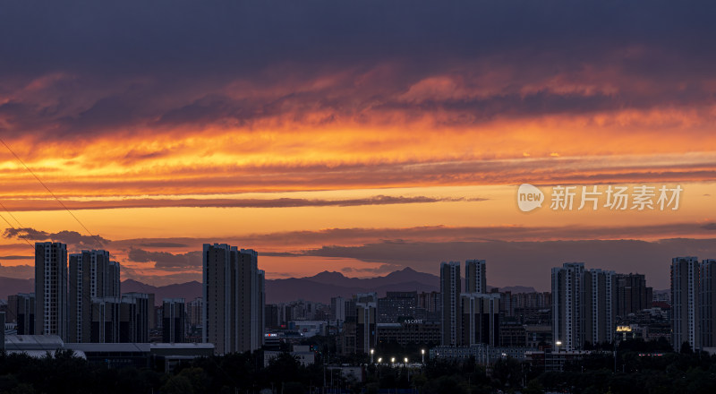 城市晚霞下的高楼大厦壮观景象