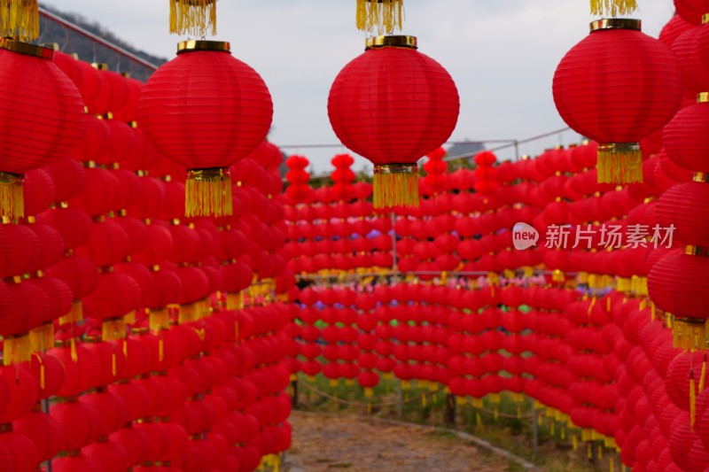 户外红色灯笼整齐排列展示