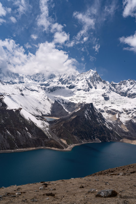 西藏山南洛扎秘境库拉岗日雪山湖泊壮丽景色