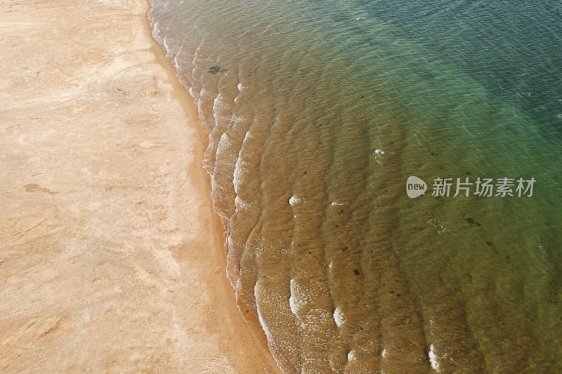 湖水与湖岸边的土地