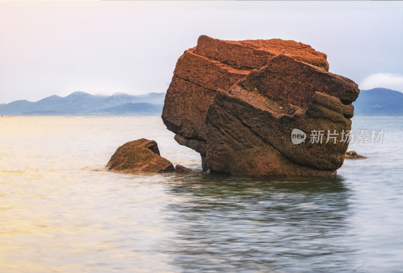 山东青岛太平角公园，夕阳中海上的巨石