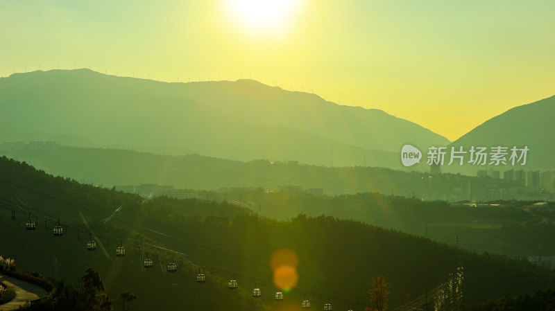 夕阳下的山峦与城市远景