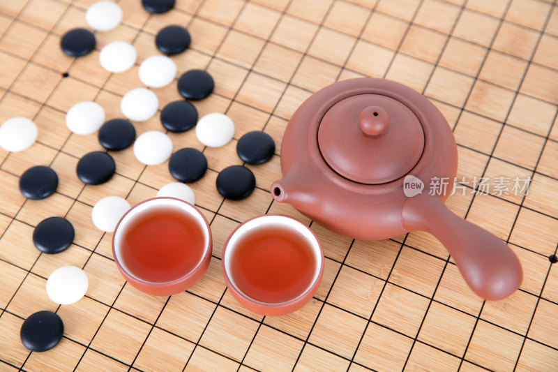 棋盘上的围棋和喝茶的茶具