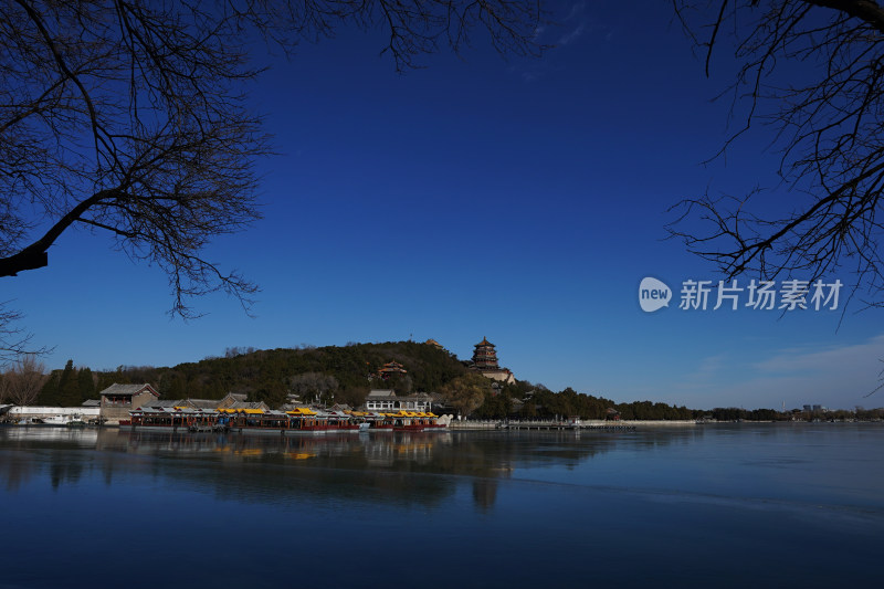 湖边日落古建筑颐和园剪影景象