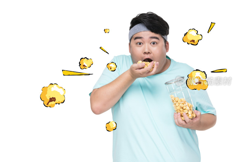 肥胖的年轻男子吃爆米花