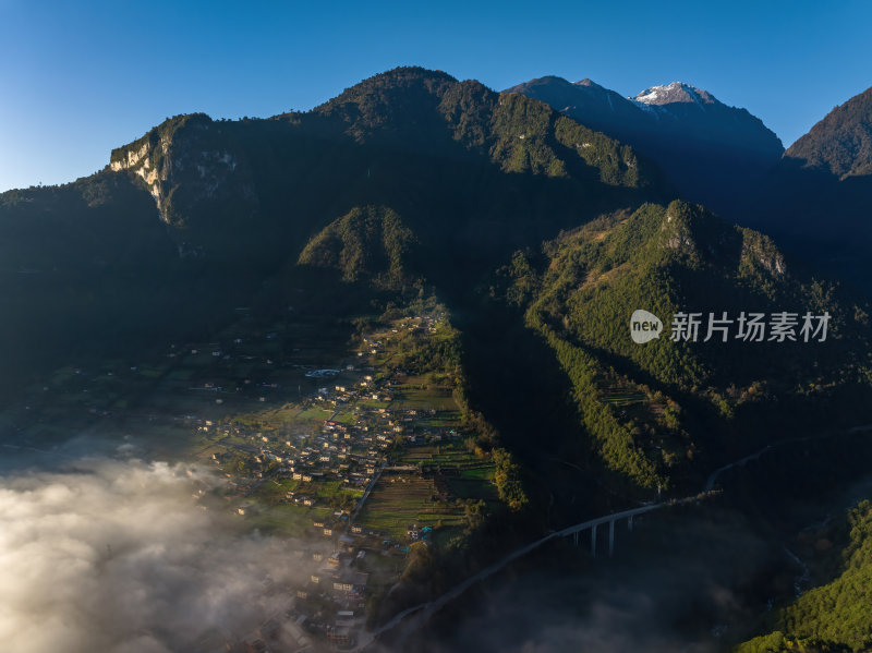 云南怒江傈僳族丙中洛人神共居秋色高空航拍