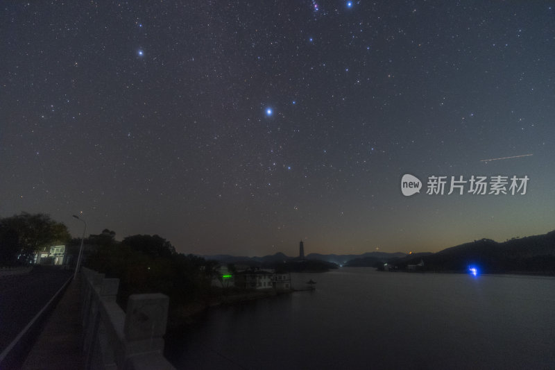 湖边夜景下的璀璨星空