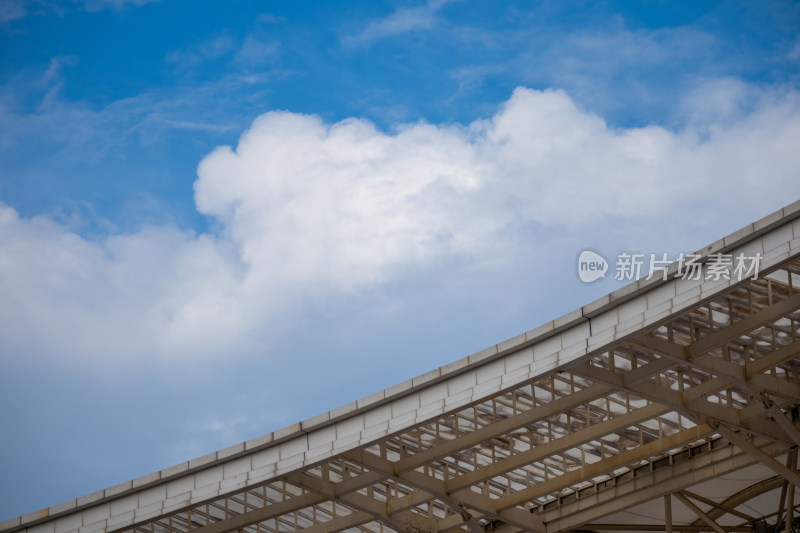 蓝天白云下的体育馆建筑屋顶