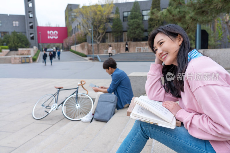 大学生在校园里学习