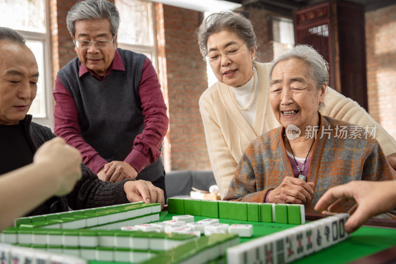 幸福的老年人打麻将