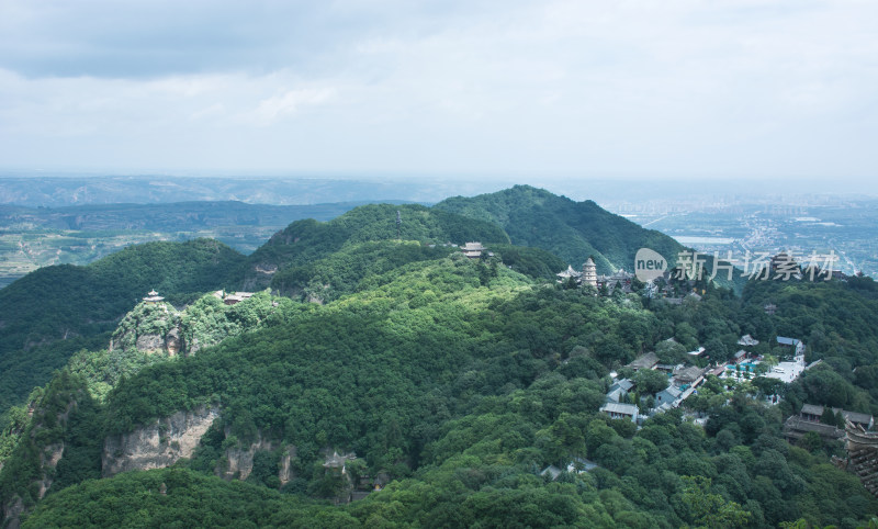 中国甘肃平凉崆峒山森林公园古建筑自然风光