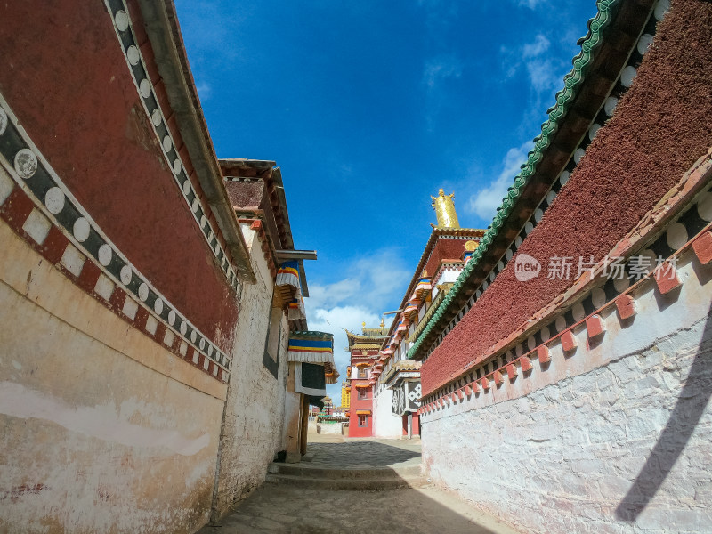 蓝天白云下的阿坝各莫寺寺院建筑