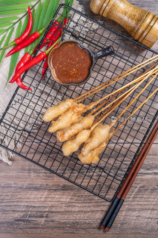 金属烤架上的裹面小串炸串