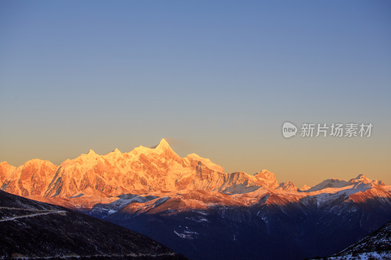 西藏林芝雪景南迦巴瓦峰日照金山雪山夕阳