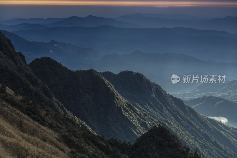 晨雾中的山峦