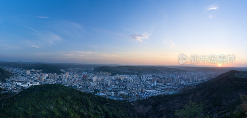 甘肃定西夏天黄昏蓝调时刻城市天际线风光