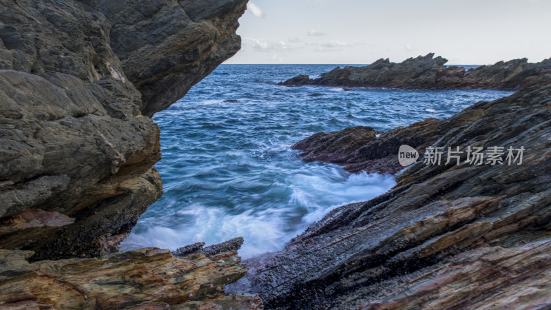 海边岩石与海浪景观