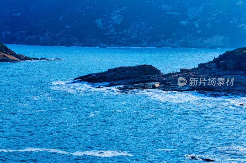 香港石澳海岸公园海浪拍打礁石