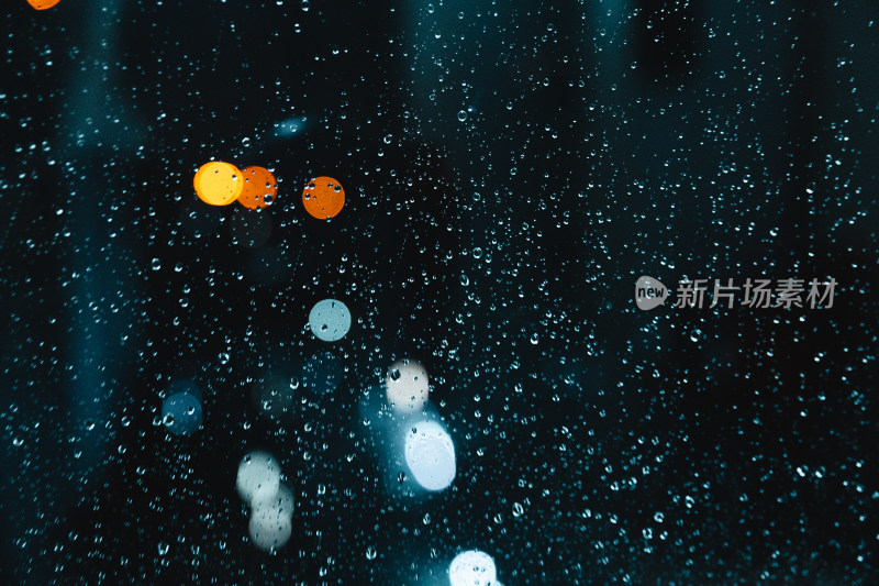 夜晚玻璃上的雨珠