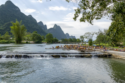 阳朔遇龙河竹筏漂流