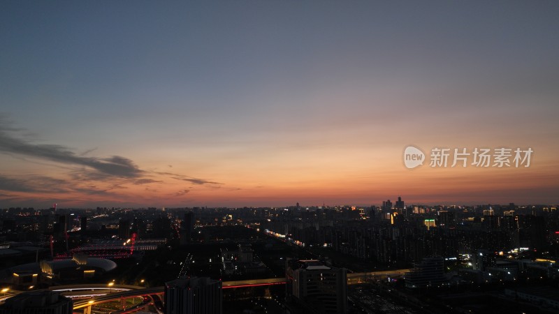 城市高空的落日余晖