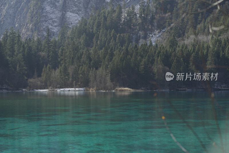 山林间清澈湖水风景
