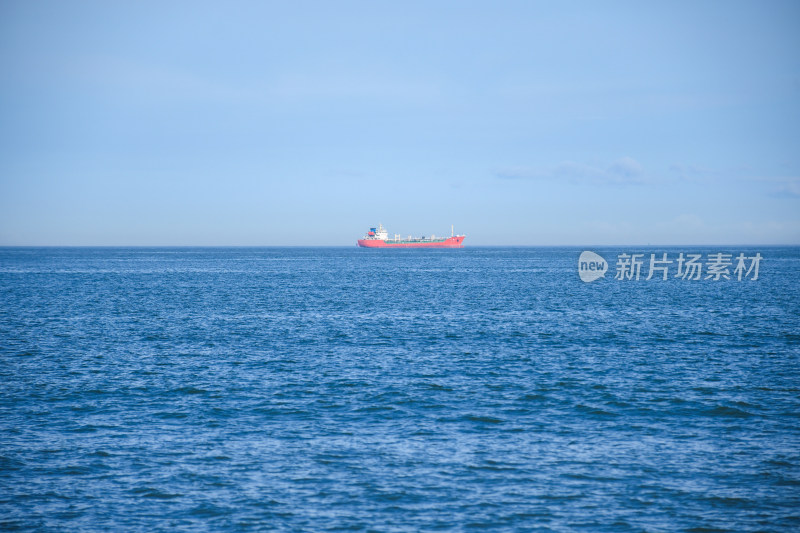 海上红色货轮远景