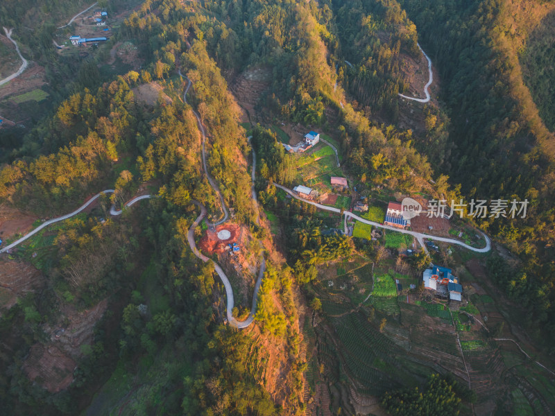 夕阳西下山峦倒影风景