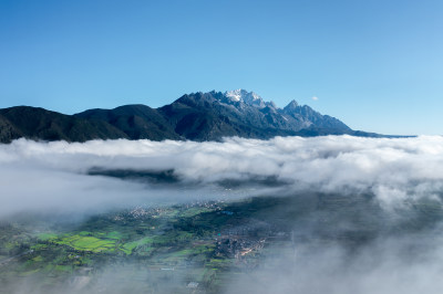 云海之上玉龙雪山  云海之下乡村大地