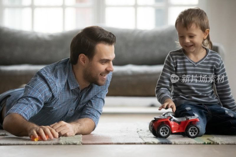 父亲与孩子在家玩玩具车