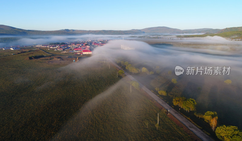 航拍晨雾中的村庄与田野