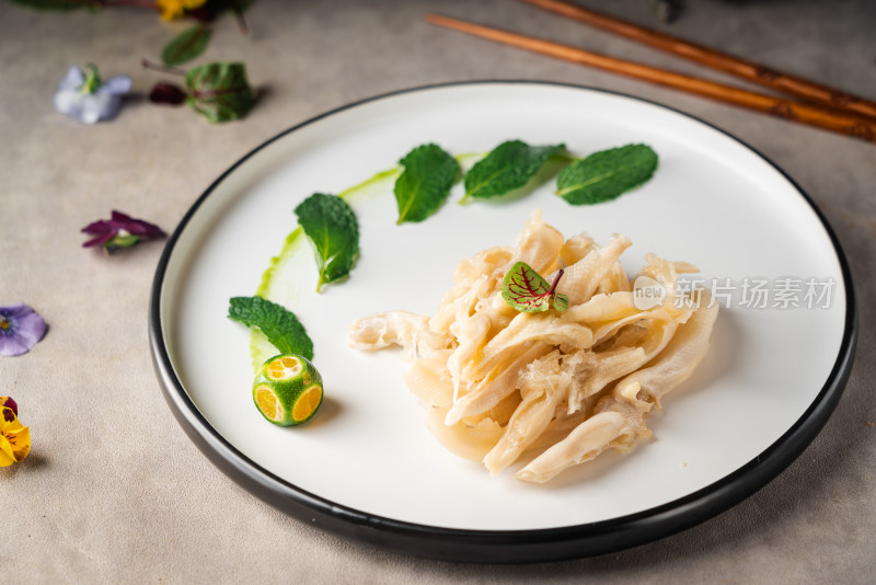 中国美食冷菜一盘美味的芥末鸭掌