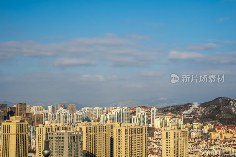 冬季雪后晴朗天气的青岛市市南区风貌