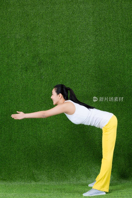 草地创意女性锻炼身体