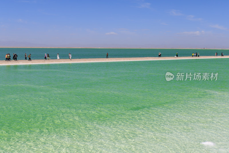 航拍青海察尔汗盐湖翡翠绿色湖水青甘大环线