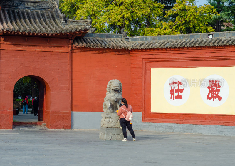 河南省洛阳市白马寺山门前的石狮子