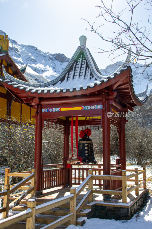 四川阿坝黄龙景区冬日雪景下的黄龙寺