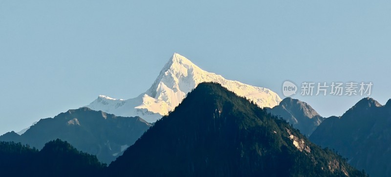 雪山与山峦自然风光