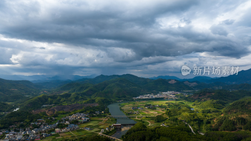 航拍乡村绿色稻田