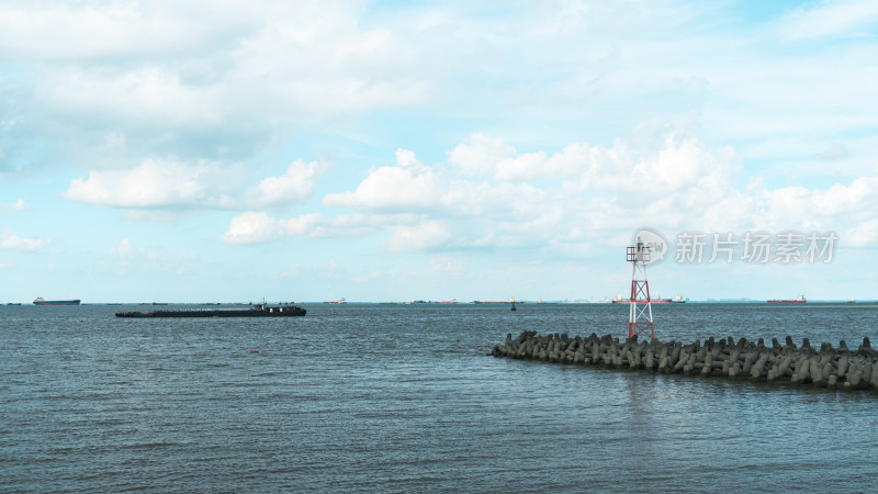 海上防波堤及船只的自然景观