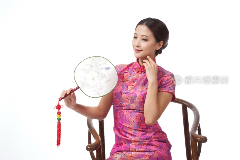 棚拍身穿中国传统服装的年轻女人和扇子