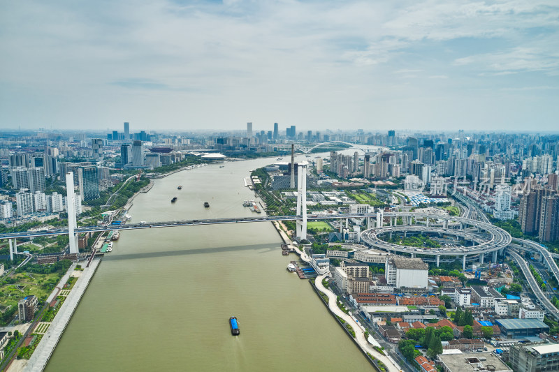 横贯上海的黄浦江