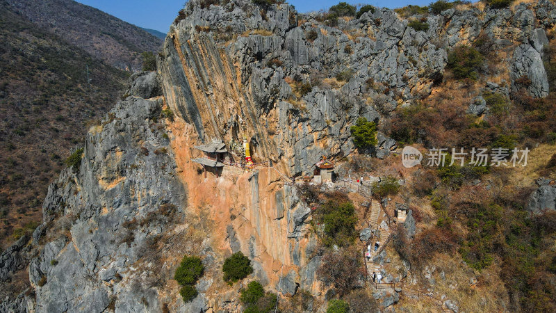 悬崖峭壁上的千年古佛大理宾川观音箐悬空寺