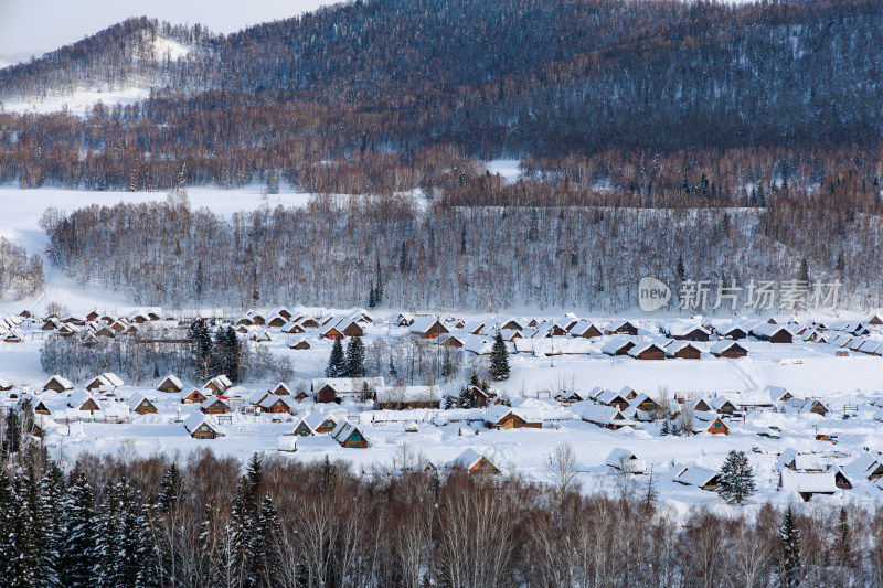 中国新疆阿勒泰禾木冬季雪景白雪覆盖的禾木