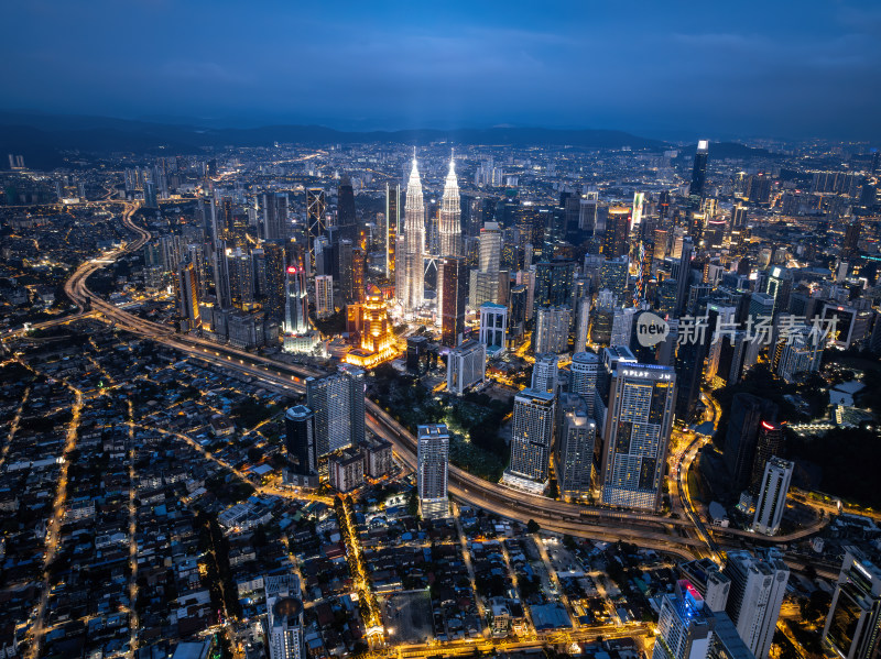 马来西亚吉隆坡莫迪卡石油双子塔日落夜景