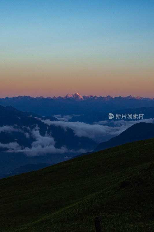 日照金山 云海