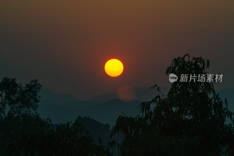 晴朗天气，群山中的日落