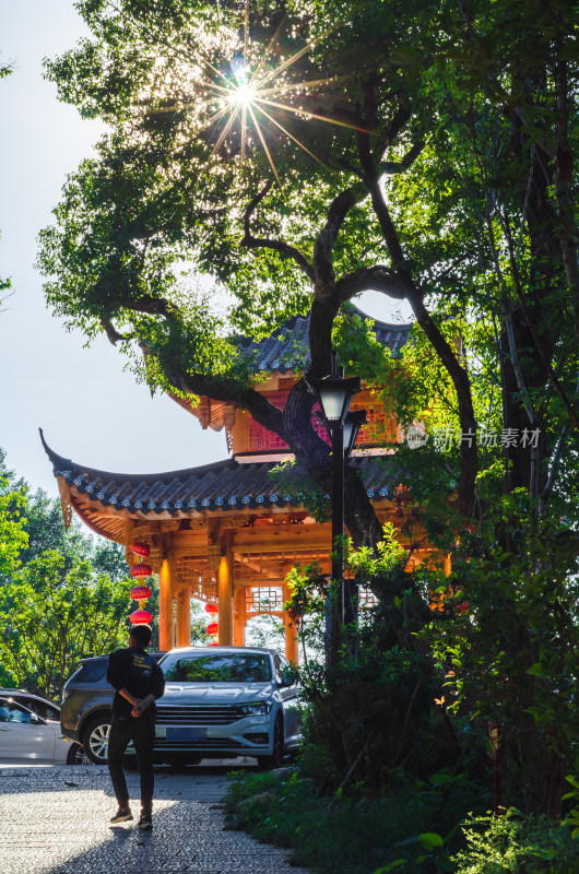 夕阳中的福州市乌石山上的邻霄阁观景亭