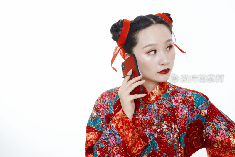 身穿中国传统服饰的青年女性