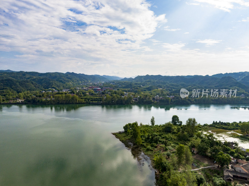 蓝天白云青山绿水河流航拍图